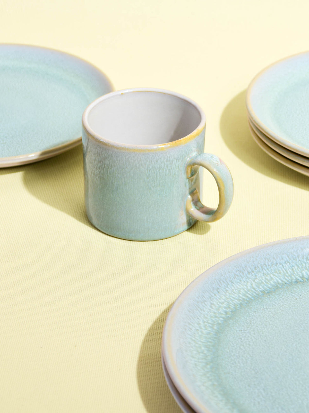 Grand mug droit en céramique émail vert minéral Céladon, mise en scène