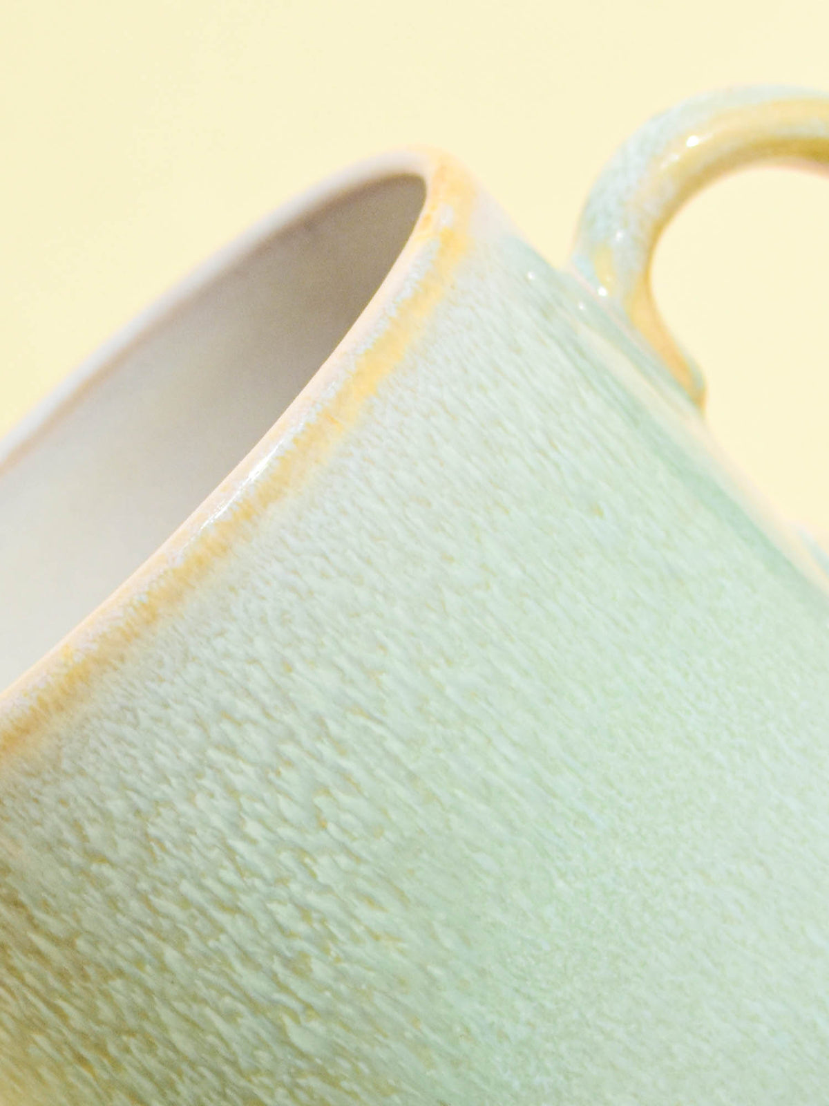Grand mug droit en céramique émail vert minéral Céladon, détail de l'émail
