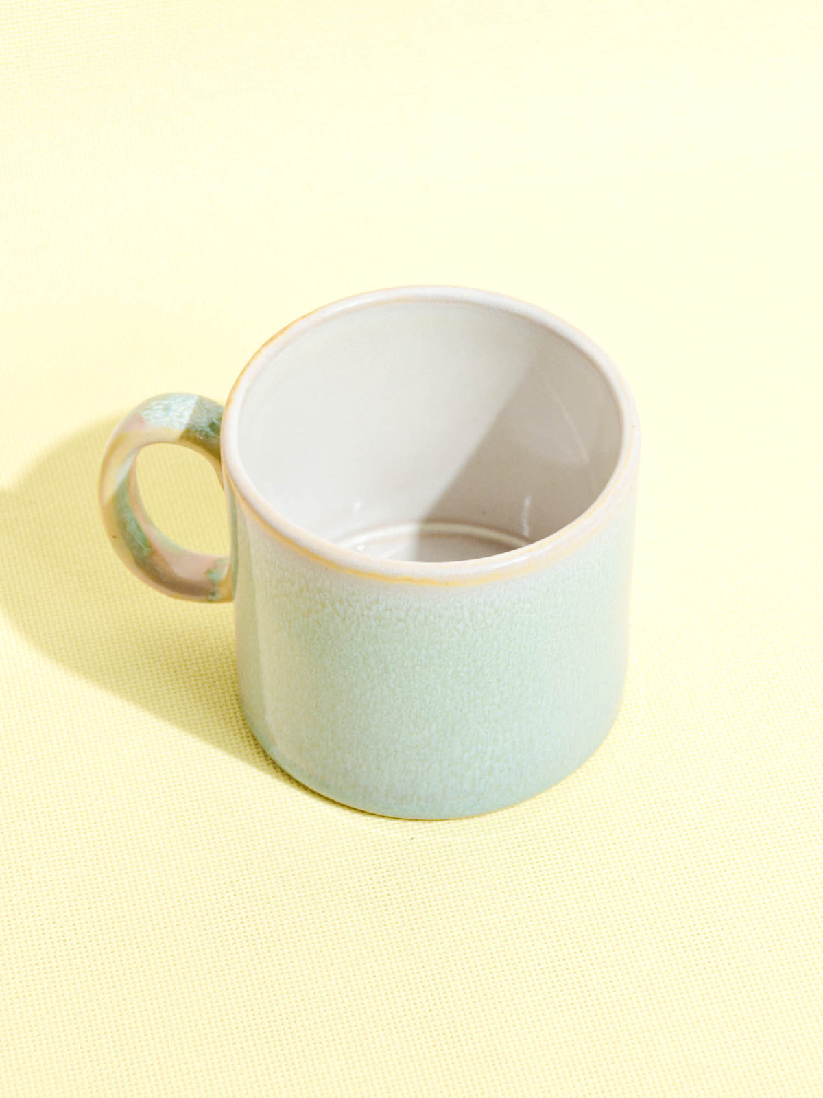Grand mug droit en céramique émail vert minéral Céladon, vue de trois-quarts