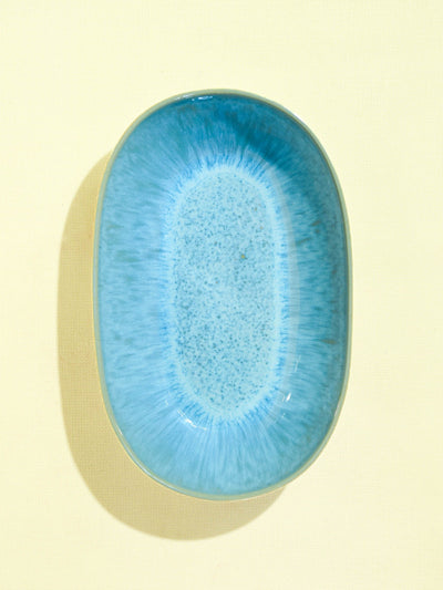 Grand plat de service creux en céramique émail bleu água Céladon, vue de dessus
