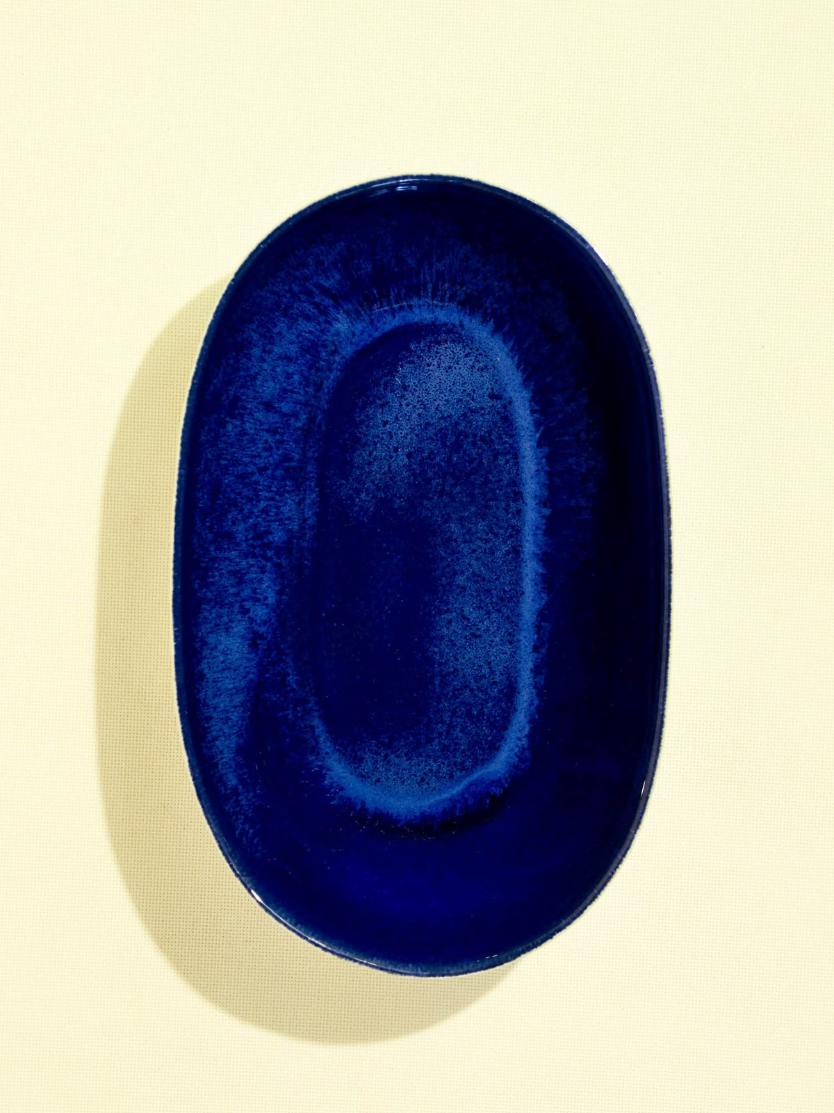 Grand plat de service creux en céramique émail bleu odyssée Céladon, vue de dessus