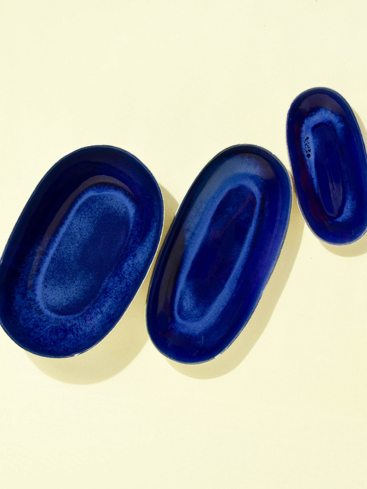 Grand plat de service creux en céramique émail bleu odyssée Céladon, plusieurs tailles de la collection