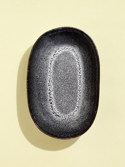 Grand plat de service creux en céramique émail noir écume Céladon, vue de dessus