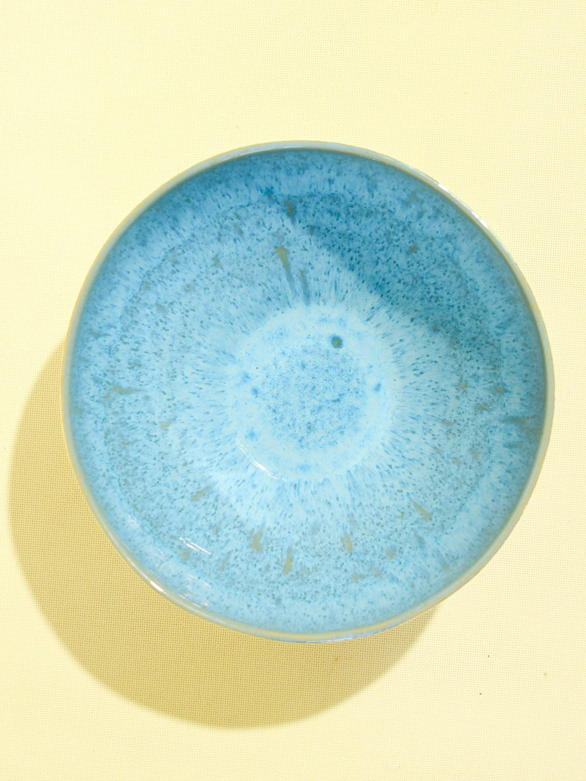 Grand saladier en céramique émail bleu água Céladon, vue de dessus