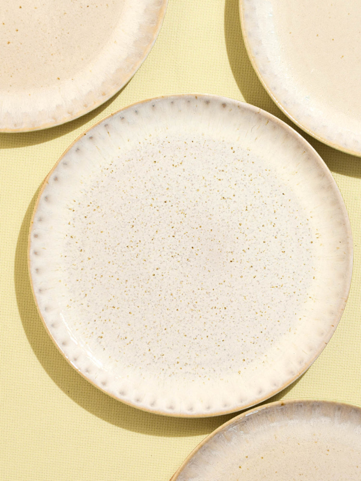Grande assiette en céramique émail blanc audacieux Céladon, détail de l'émail