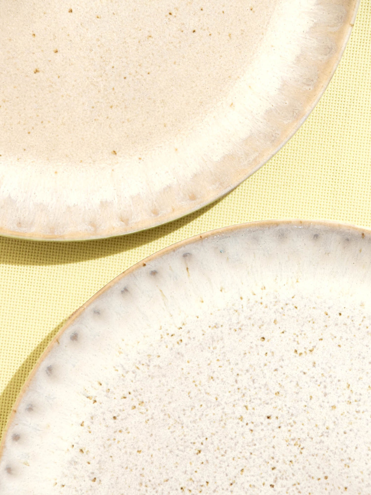 Grande assiette en céramique émail blanc audacieux Céladon, détail de l'émail