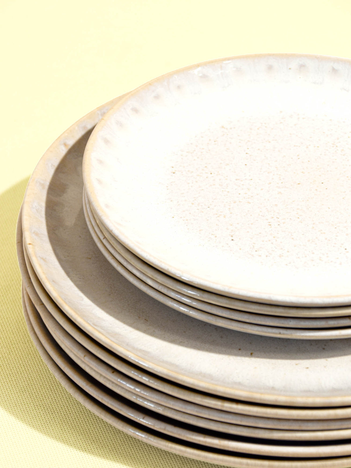 Grande assiette en céramique émail blanc audacieux Céladon, détail de l'émail