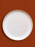 Grande assiette en céramique émail blanc audacieux Céladon, sur fond coloré