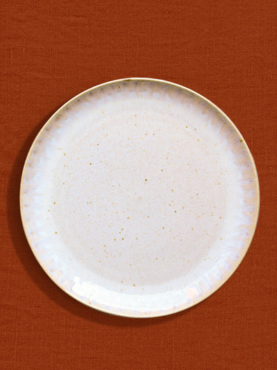 Grande assiette en céramique émail blanc audacieux Céladon, sur fond coloré