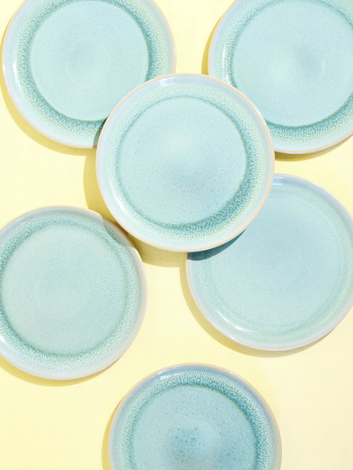Grande assiette en céramique émail bleu água Céladon, vue de dessus