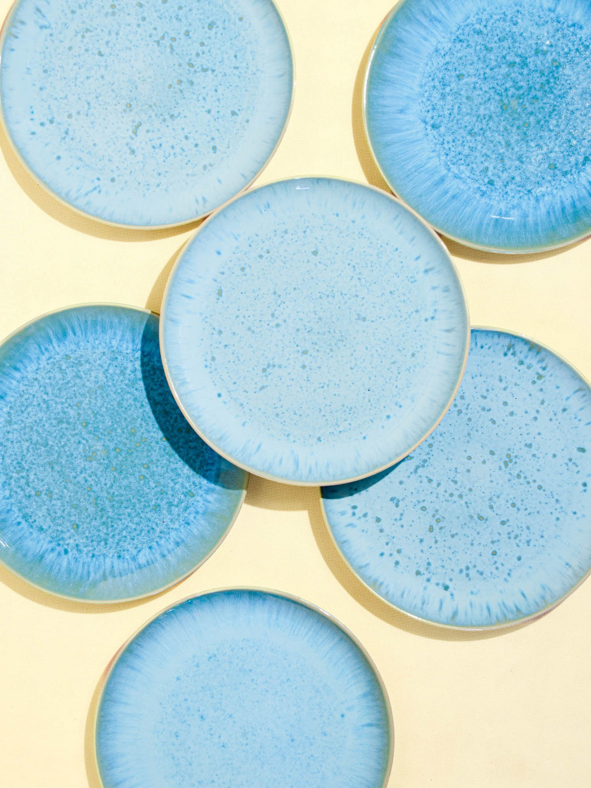Grande assiette en céramique émail bleu água Céladon, vue de dessus