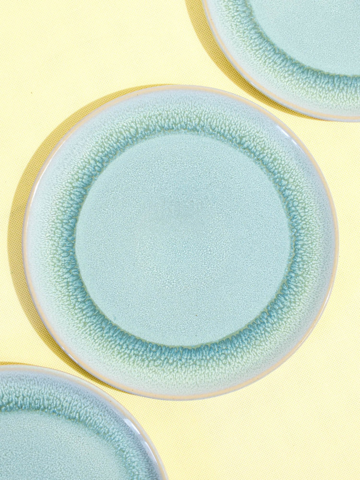 Grande assiette en céramique émail bleu água Céladon, détail de l'émail