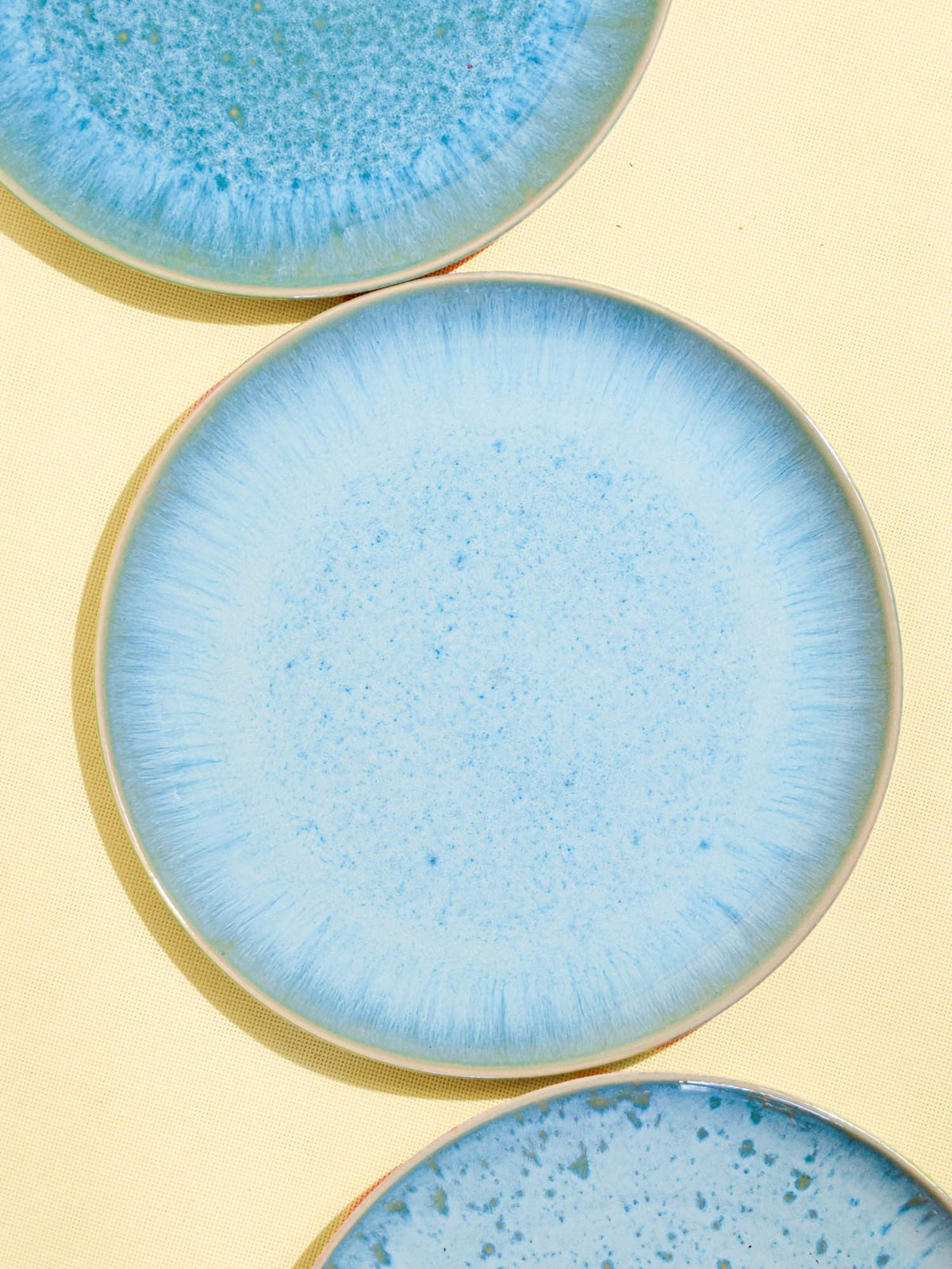 Grande assiette en céramique émail bleu água Céladon, détail de l'émail