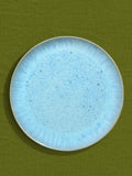 Grande assiette en céramique émail bleu água Céladon, sur fond coloré