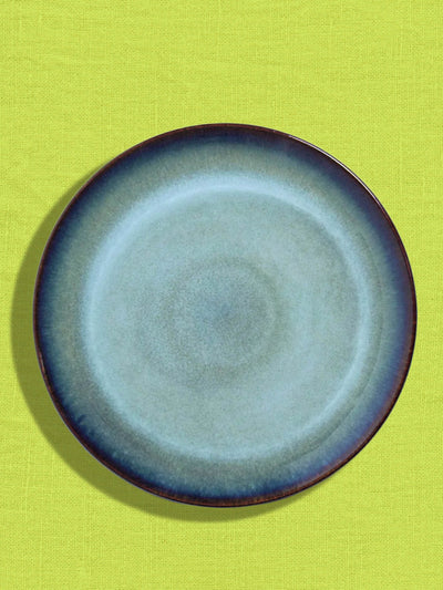 Grande assiette en céramique émail bleu brume Céladon, sur fond coloré