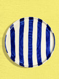 Grande assiette en céramique motif Linhas bleu Céladon, sur fond coloré