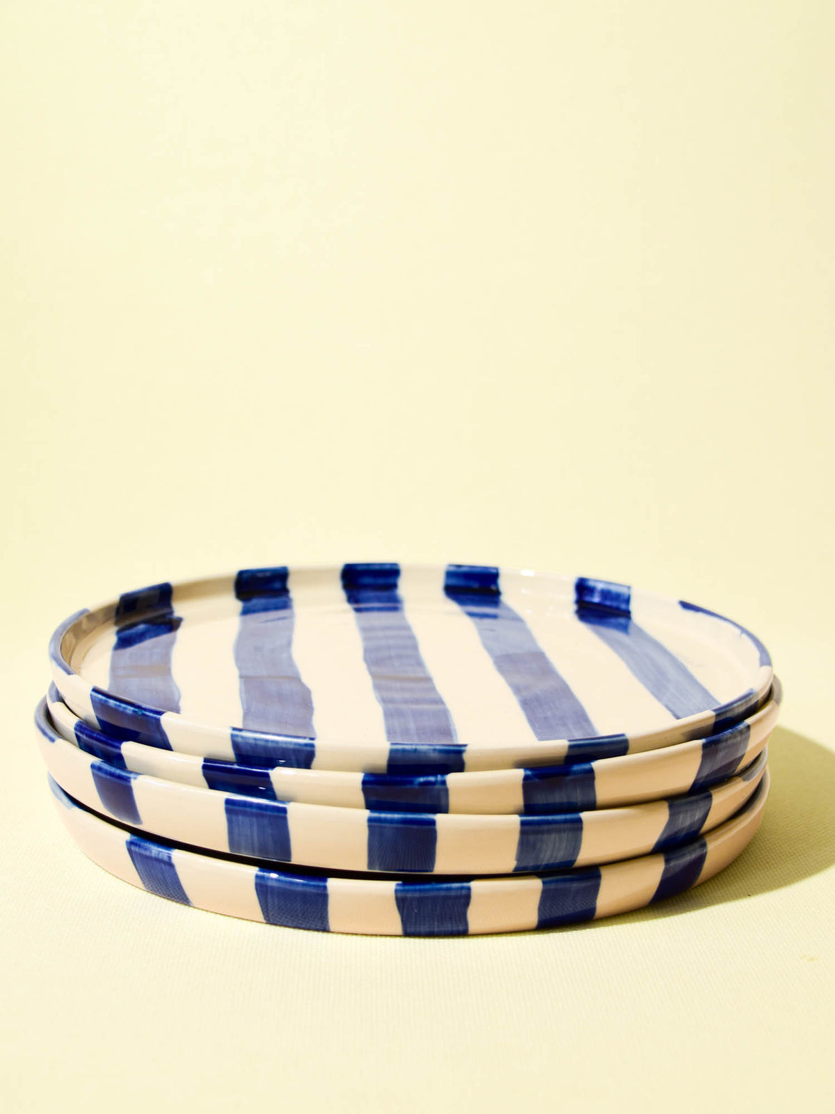 Grande assiette en céramique motif Linhas bleu Céladon, en pile