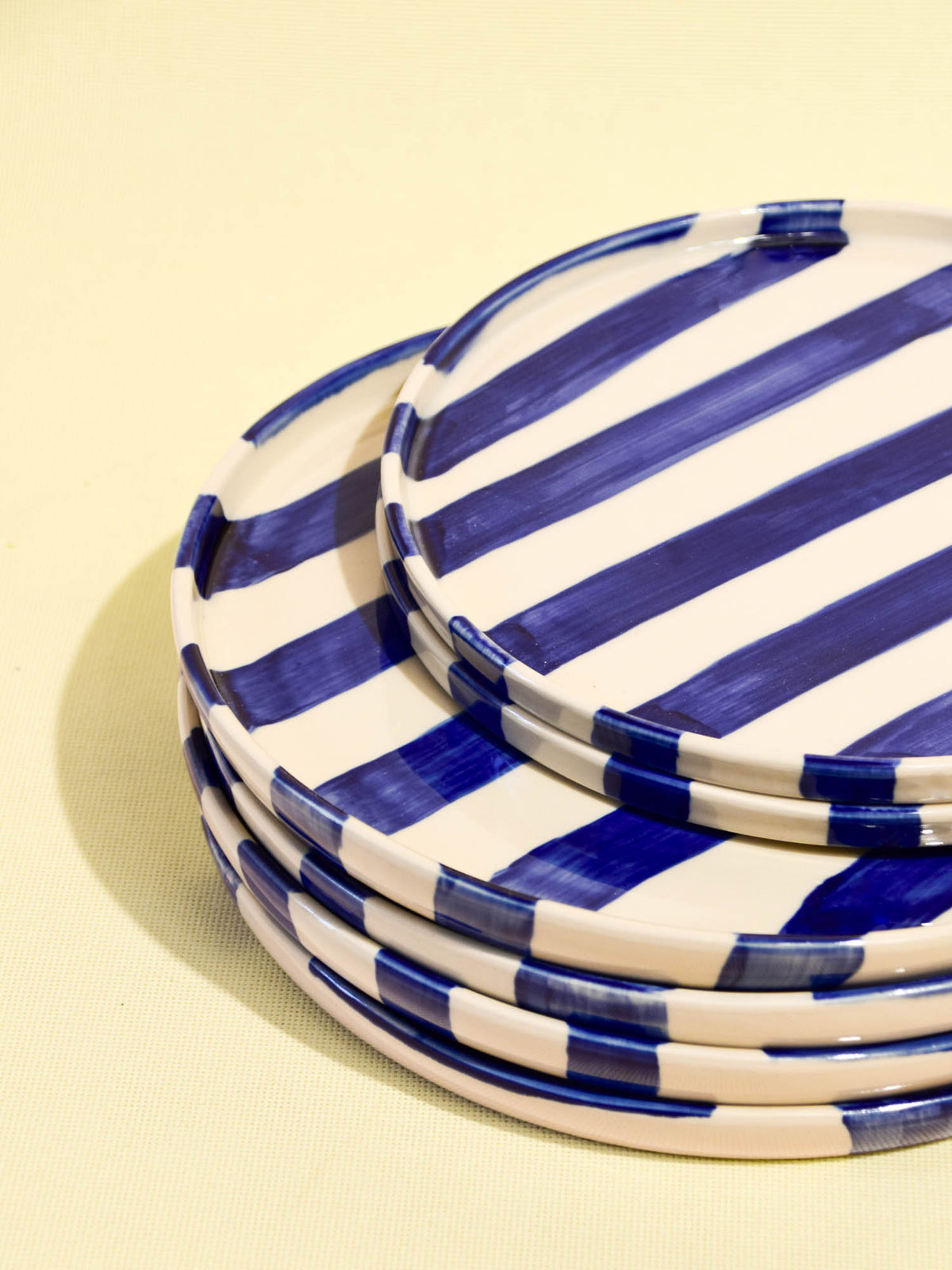 Grande assiette en céramique motif Linhas bleu Céladon, en pile