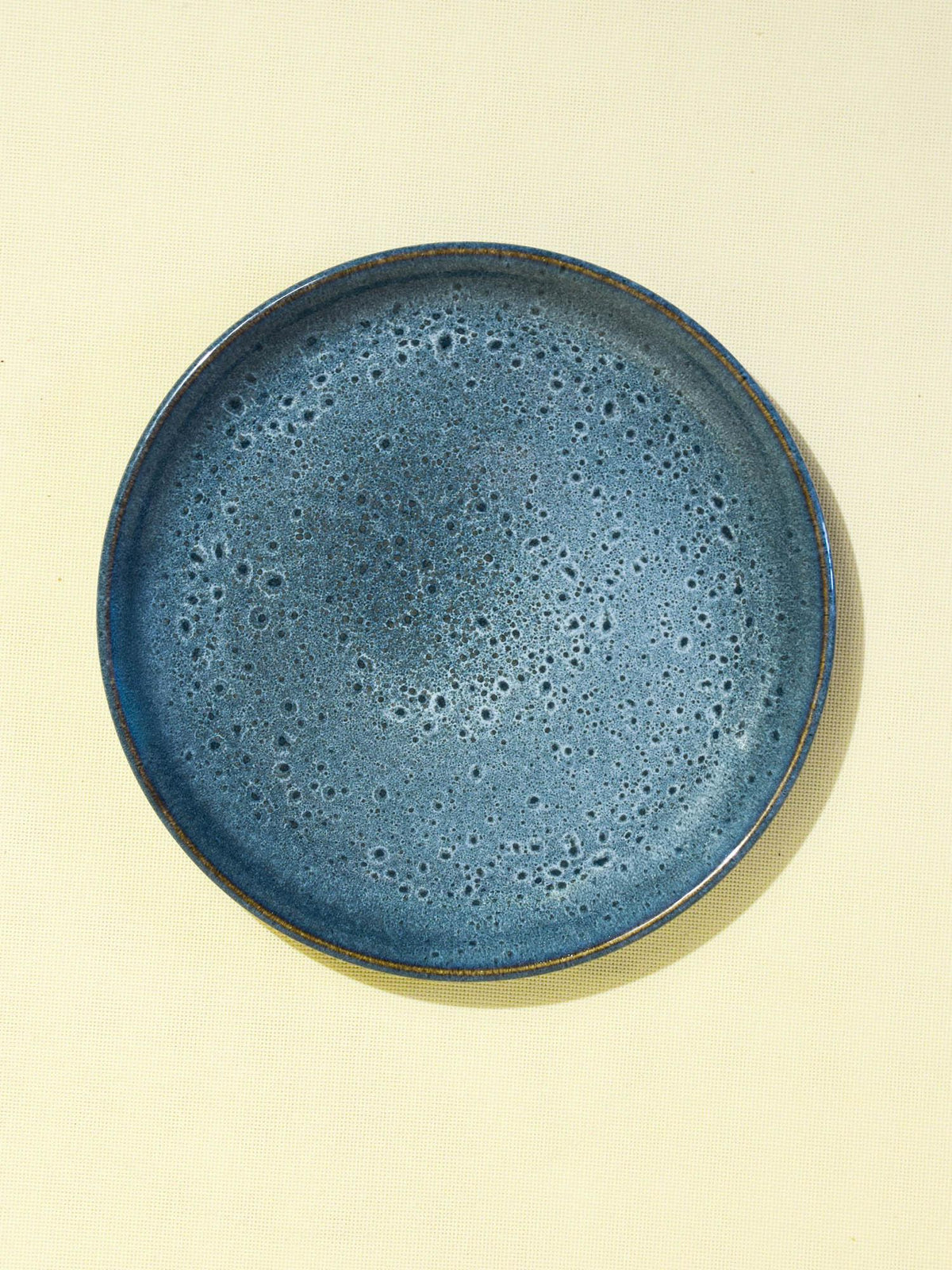 Grande assiette en céramique émail bleu marin Céladon, vue de dessus