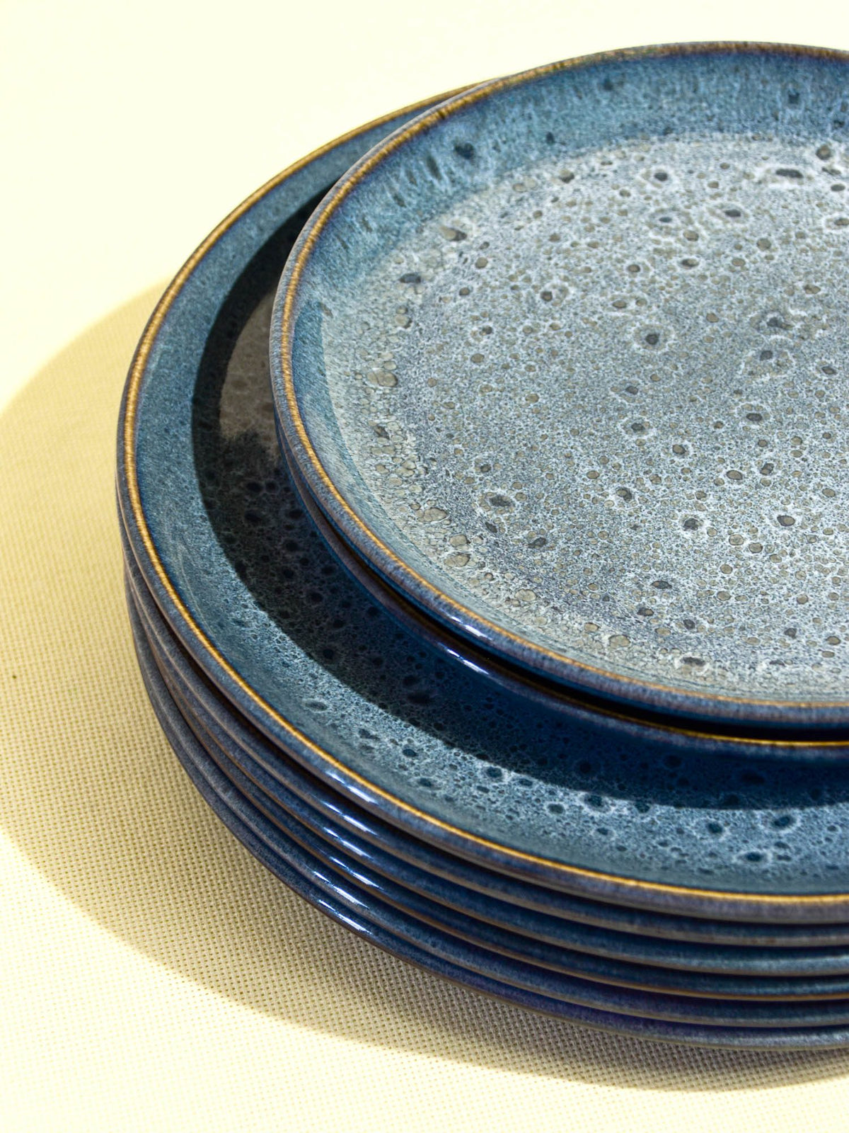 Grande assiette en céramique émail bleu marin Céladon, détail de l'émail
