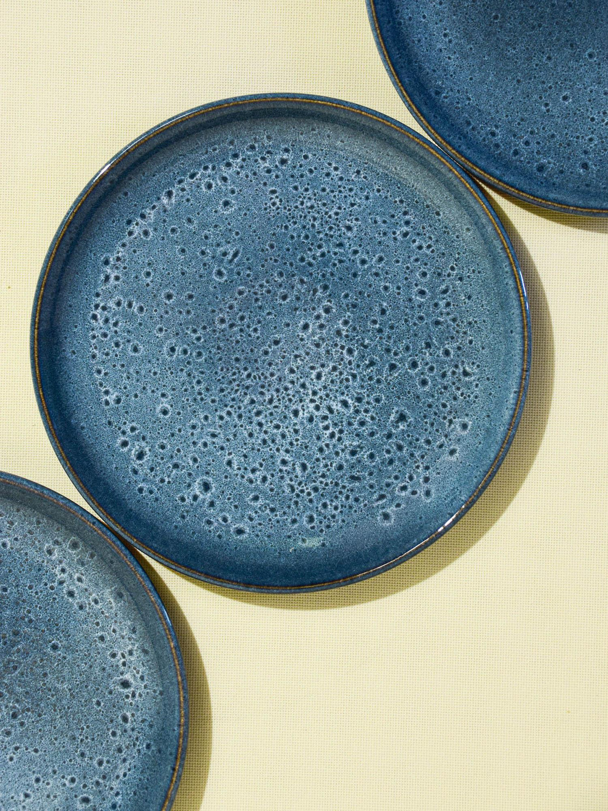 Grande assiette en céramique émail bleu marin Céladon, détail de l'émail