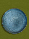 Grande assiette en céramique émail bleu marin Céladon, sur fond coloré