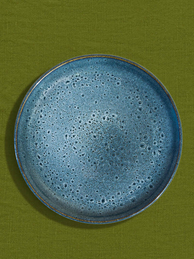 Grande assiette en céramique émail bleu marin Céladon, sur fond coloré