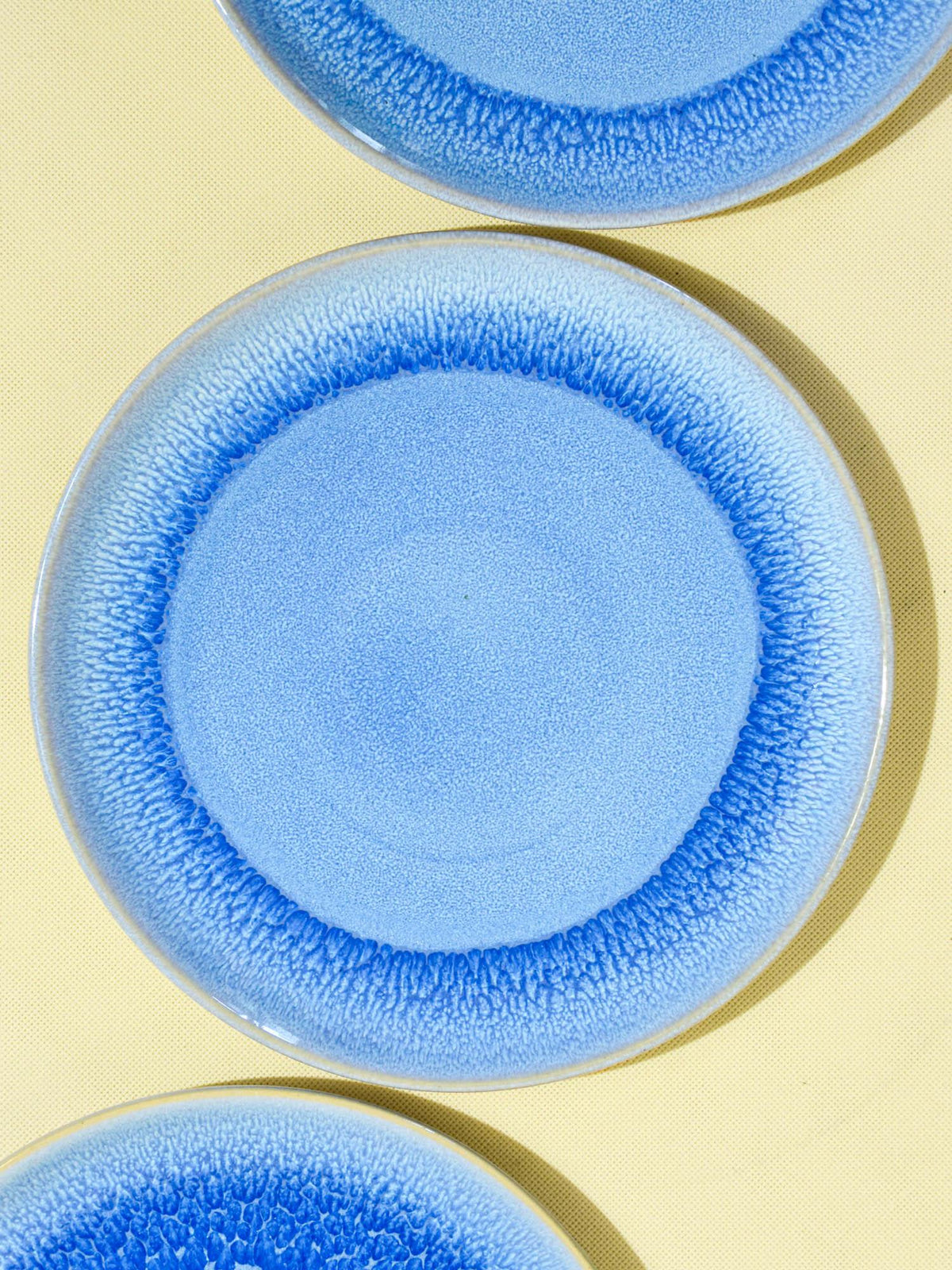 Grande assiette en céramique émail bleu minéral Céladon, détail de l'émail