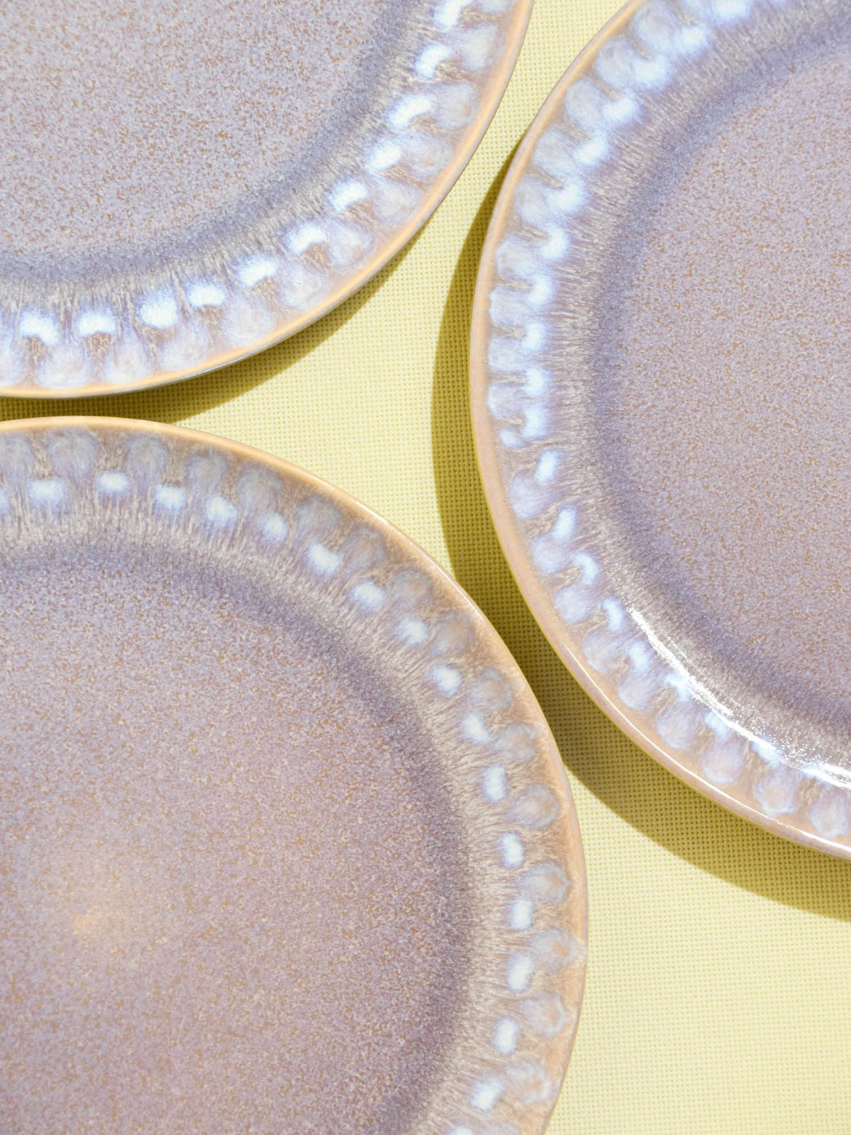 Grande assiette en céramique émail gris audacieux Céladon, détail de l'émail