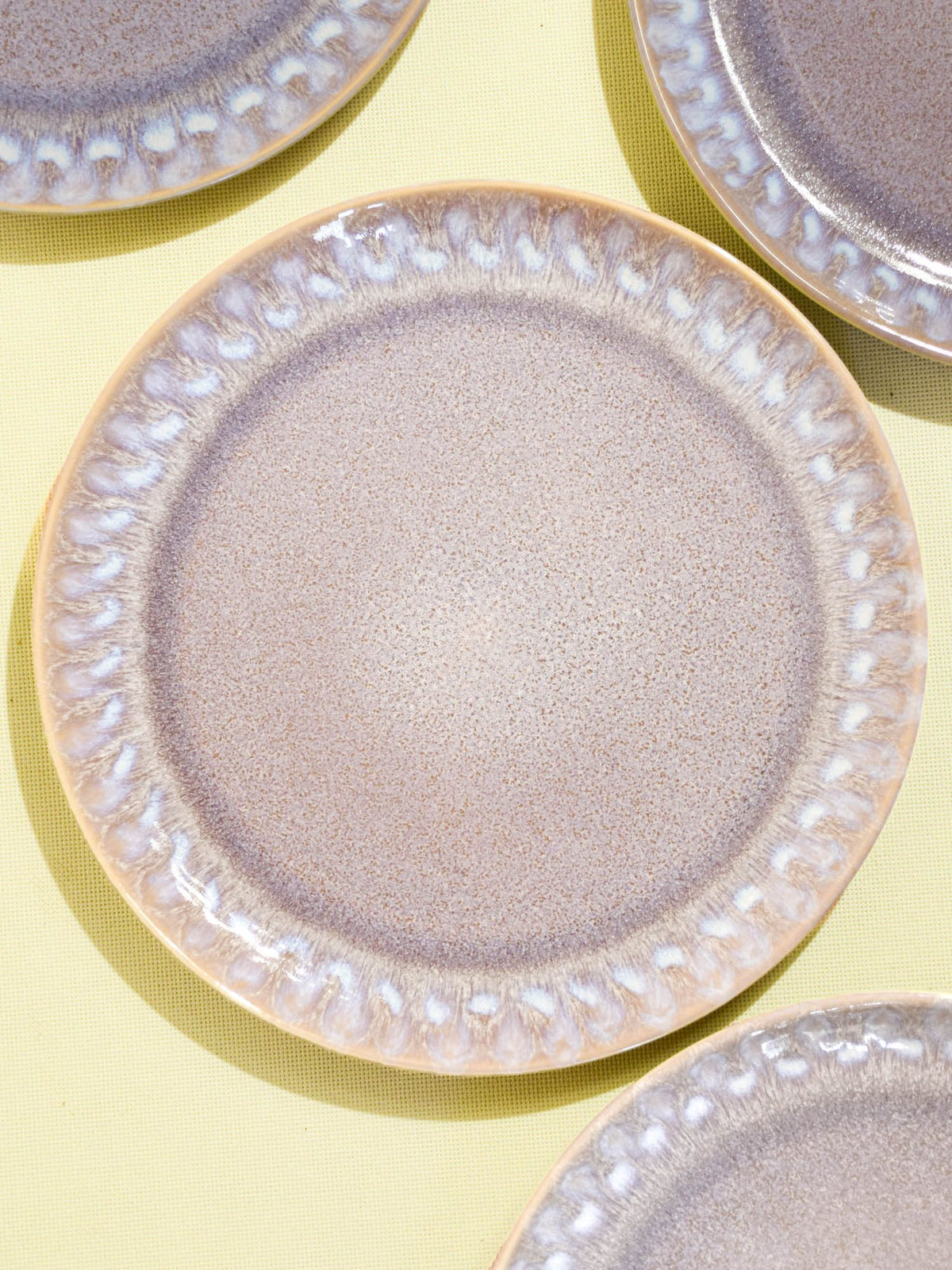 Grande assiette en céramique émail gris audacieux Céladon, détail de l'émail