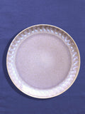 Grande assiette en céramique émail gris audacieux Céladon, sur fond coloré
