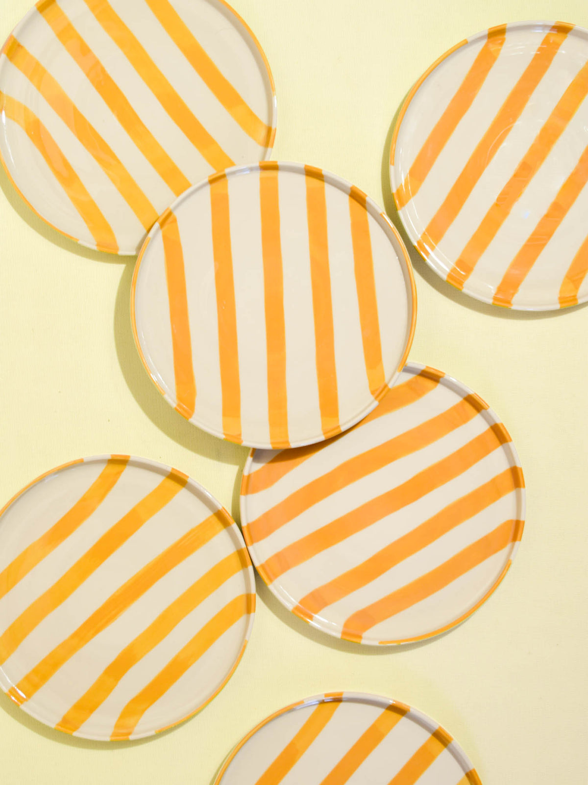 Grande assiette en céramique motif Linhas jaune Céladon, vue de dessus