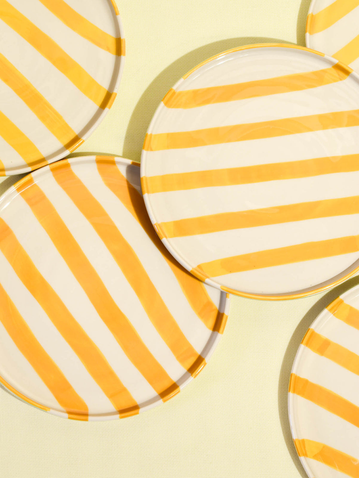 Grande assiette en céramique motif Linhas jaune Céladon, détail de l'émail