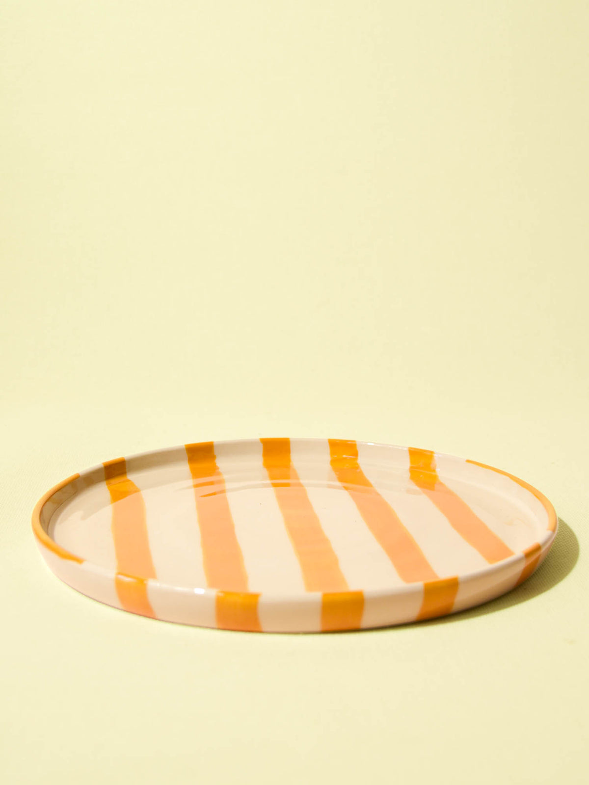 Grande assiette en céramique motif Linhas jaune Céladon, vue de face