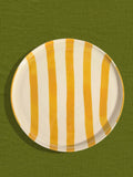 Grande assiette en céramique motif Linhas jaune Céladon, sur fond coloré