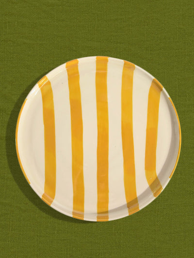 Grande assiette en céramique motif Linhas jaune Céladon, sur fond coloré
