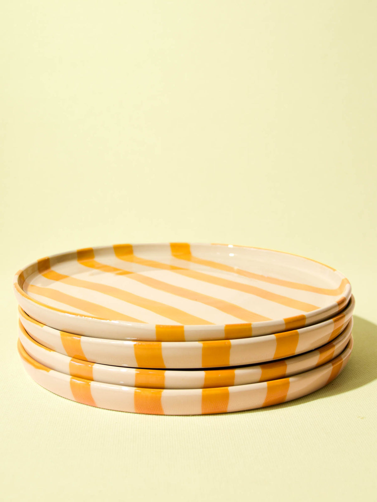 Grande assiette en céramique motif Linhas jaune Céladon, en pile