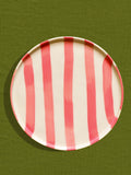 Grande assiette en céramique motif Linhas rose Céladon, sur fond coloré