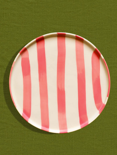 Grande assiette en céramique motif Linhas rose Céladon, sur fond coloré