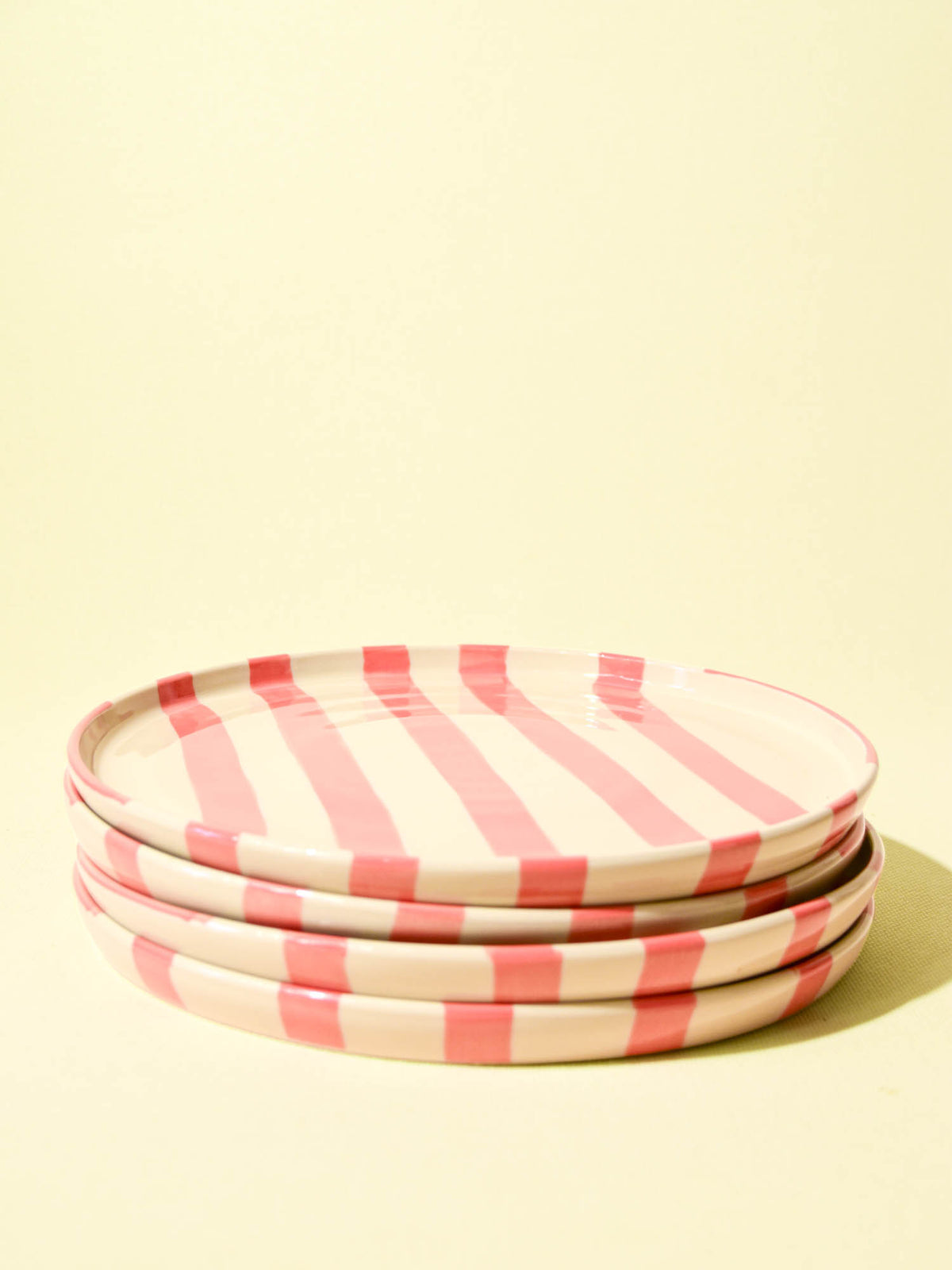 Grande assiette en céramique motif Linhas rose Céladon, en pile