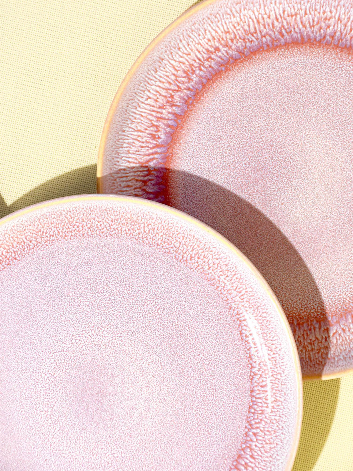 Grande assiette en céramique émail rose minéral Céladon, détail de l'émail
