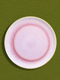 Grande assiette en céramique émail rose minéral Céladon, sur fond coloré