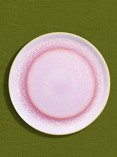 Grande assiette en céramique émail rose minéral Céladon, sur fond coloré
