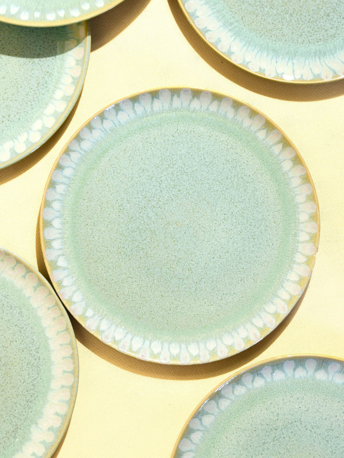 Grande assiette en céramique émail vert audacieux Céladon, détail de l'émail