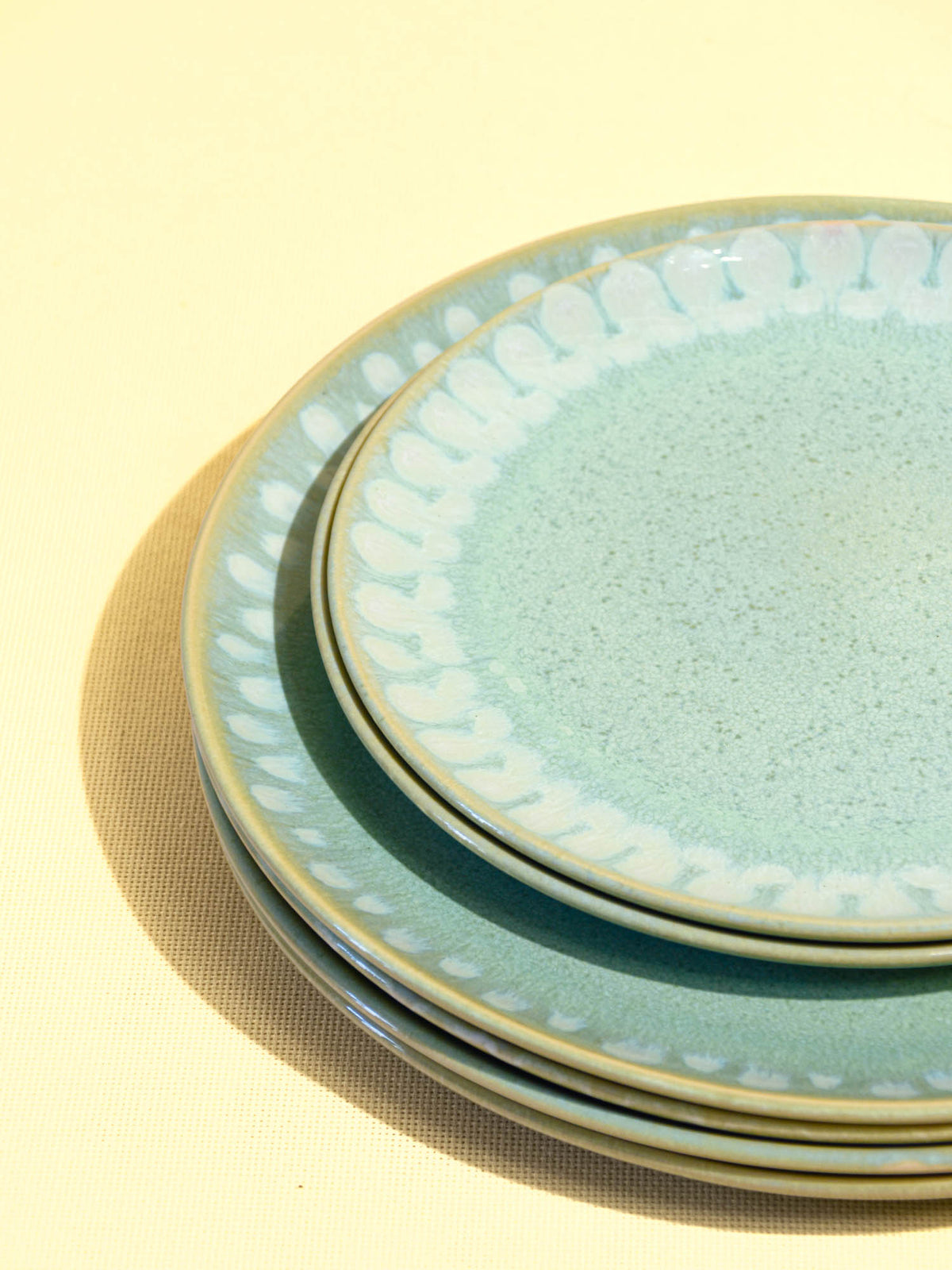 Grande assiette en céramique émail vert audacieux Céladon, détail de l'émail