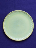 Grande assiette en céramique émail vert audacieux Céladon, sur fond coloré