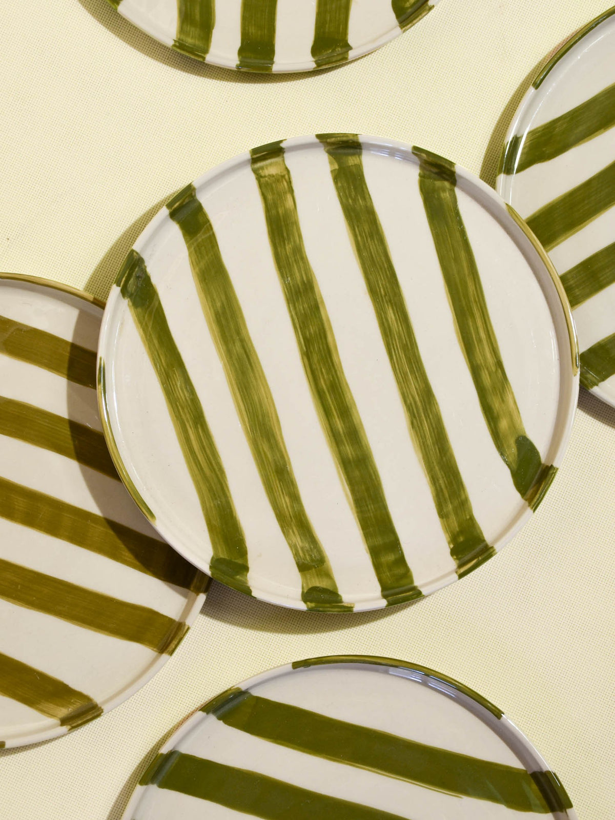Grande assiette en céramique motif Linhas vert Céladon, détail de l'émail