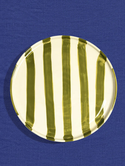Grande assiette en céramique motif Linhas vert Céladon, sur fond coloré