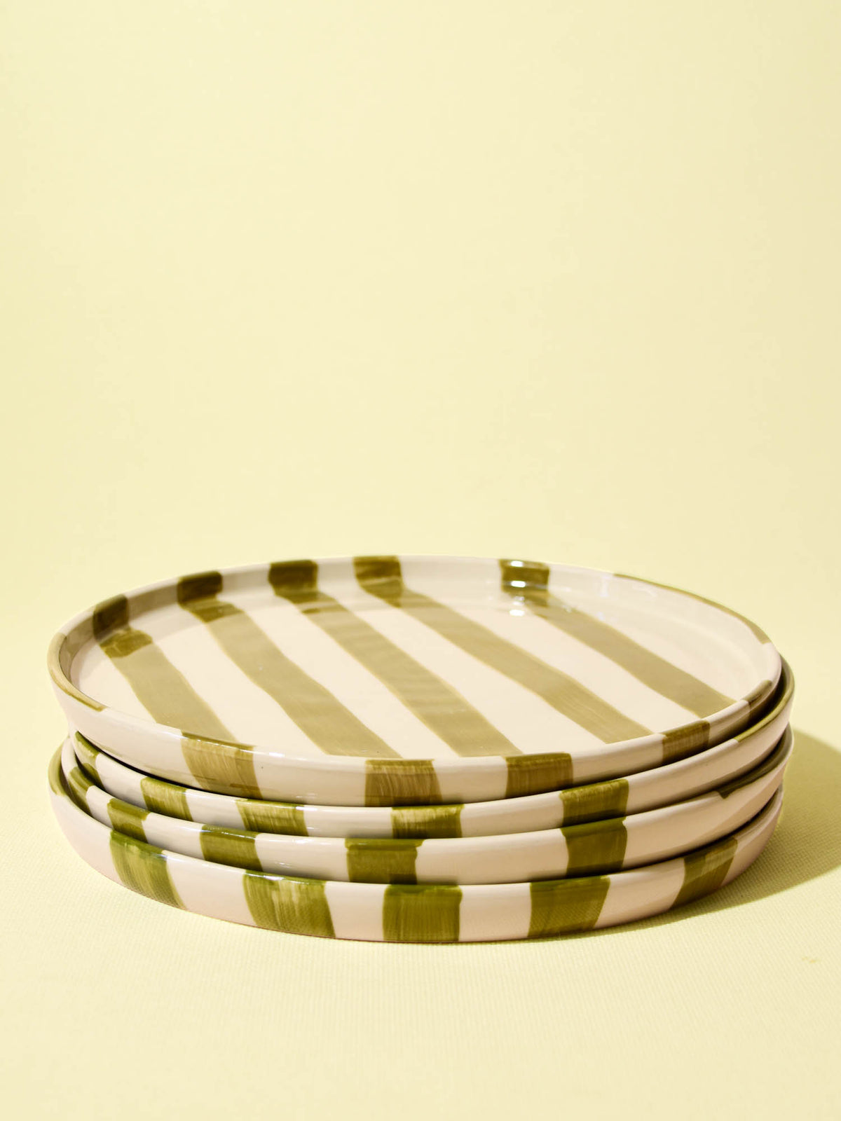 Grande assiette en céramique motif Linhas vert Céladon, en pile