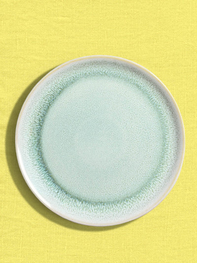 Grande assiette en céramique émail vert minéral Céladon, sur fond coloré